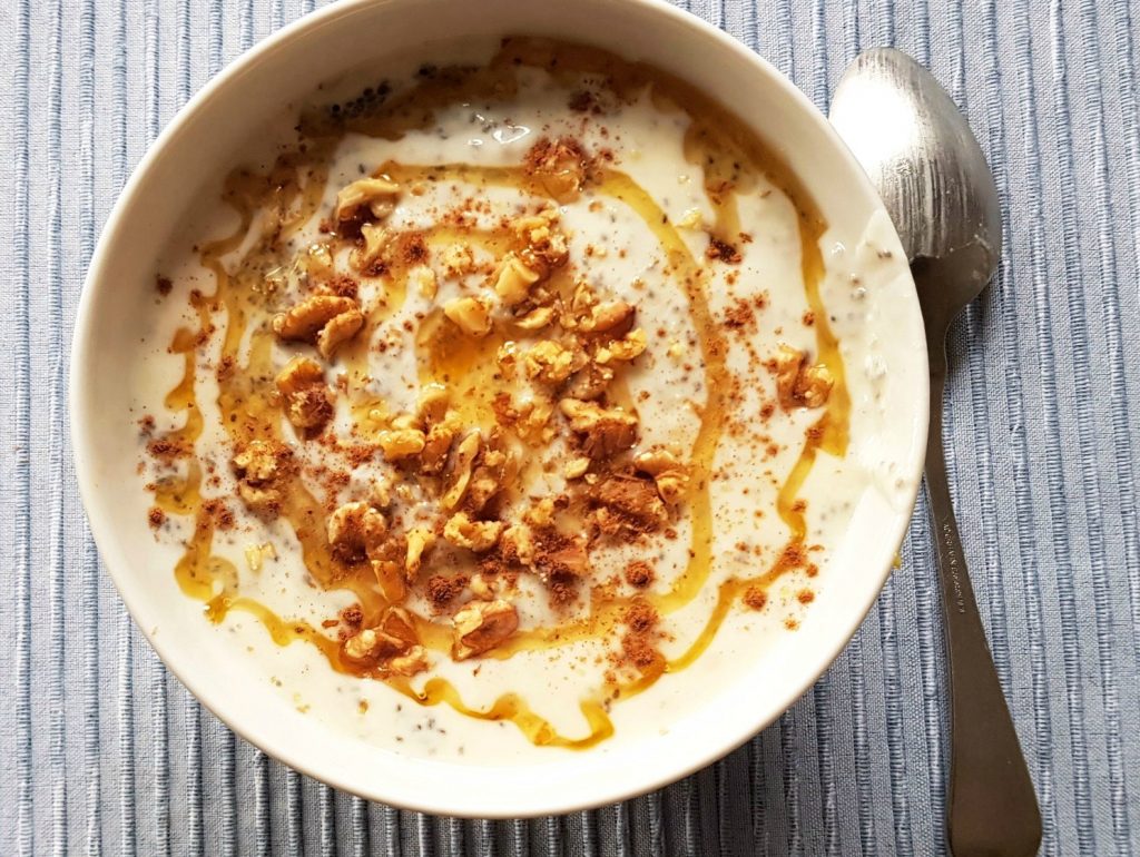 Schüssel mit Chiajoghurt, Walnüssen, Honig