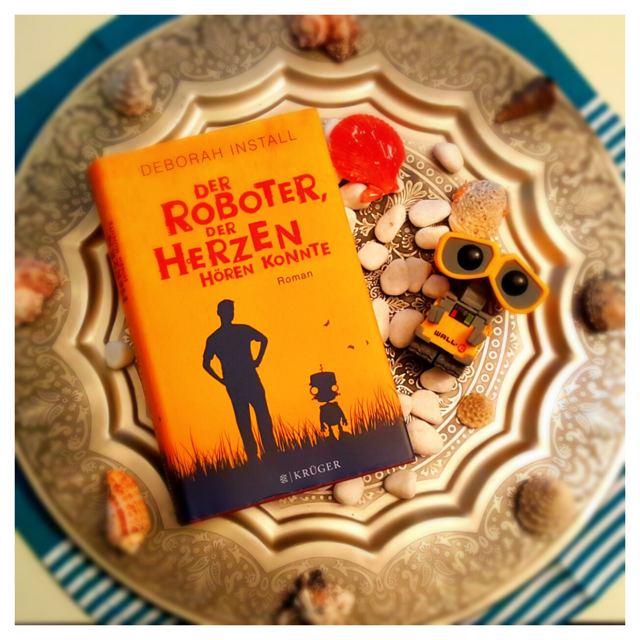 [Rezension] Deborah Install – Der Roboter, der Herzen hören konnte