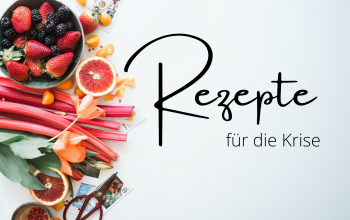 Links im Bild eine Schale mit Früchten, Rharbarber, Blutorangen, eine Schere. Der Hintergrund ist hellgrau. Auf dem Bild steht Rezepte für die Krise