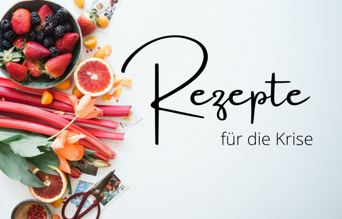 Links im Bild eine Schale mit Früchten, Rharbarber, Blutorangen, eine Schere. Der Hintergrund ist hellgrau. Auf dem Bild steht Rezepte für die Krise