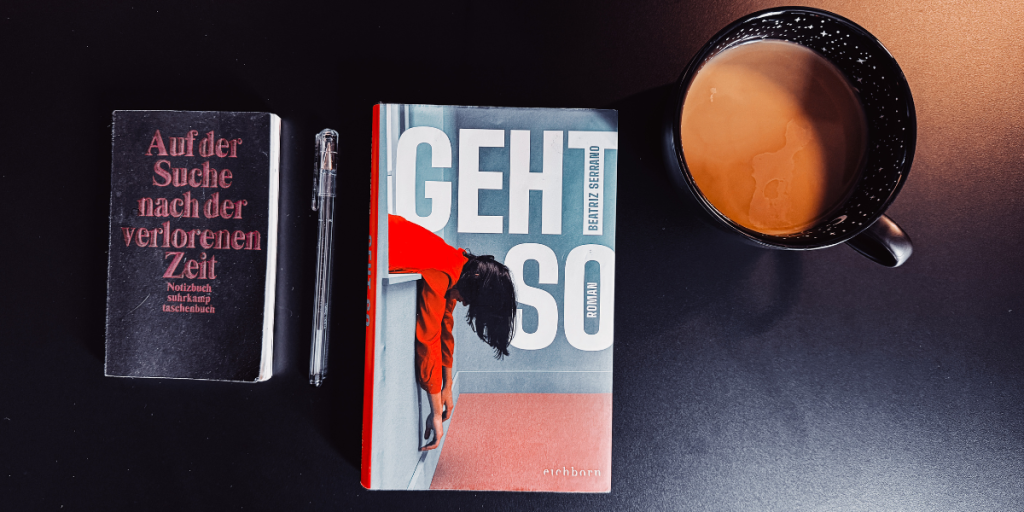 Links ein schwarzes Notizbuch mit Stift, in der Mitte das Buch "Geht so" von Beatriz Serrano, rechts eine schwarze Tasse mit Milchkaffee