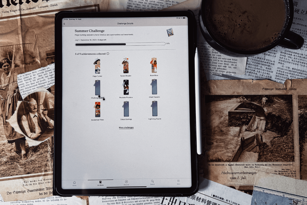 Tablet mit geöffneter Goodreads App auf der Seite der aktuellen Leseabzeichen, daneben eine Tasse Kaffee