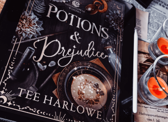 Tablet mit dem Cover von "Potions and Prejudice" von Tee Harlowe, daneben orangerote Kerzen